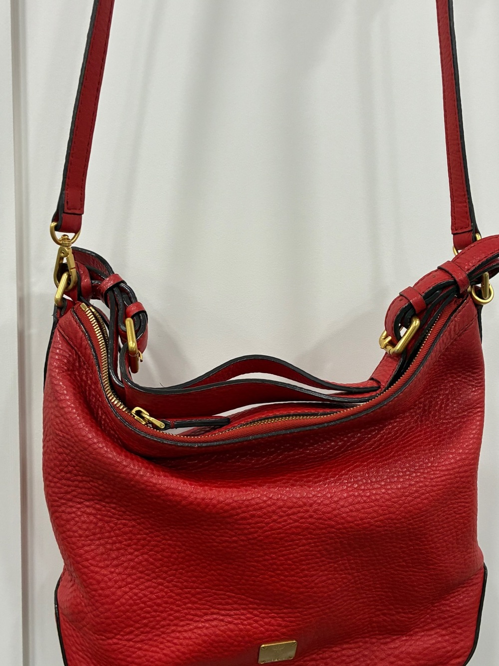MCM red Pebbled Leather Women’s Shoulder Bag with Gold Plaque-preowned